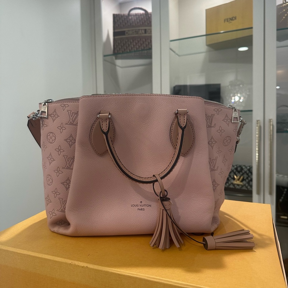 LOUIS VUITTON
Mahina Haumea Magnolia